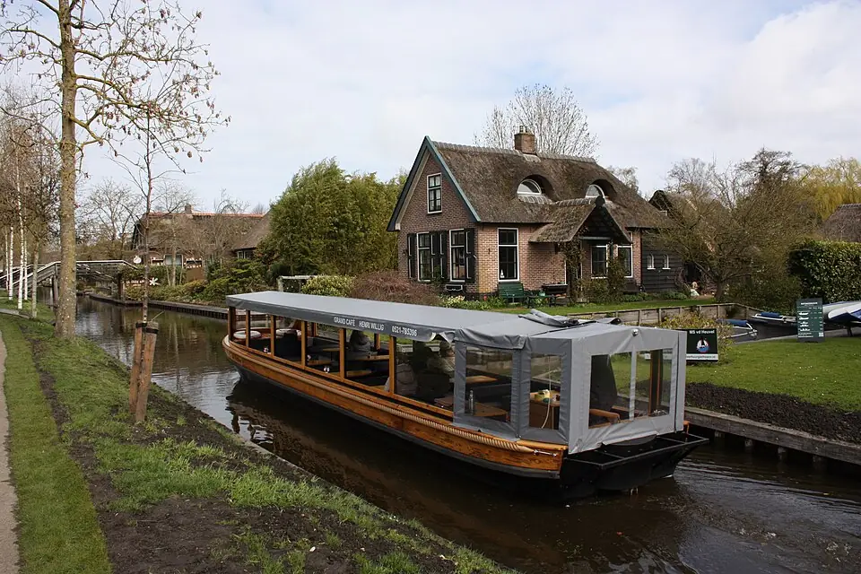 Fluisterboot Grachthof Giethoorn in Giethoorn